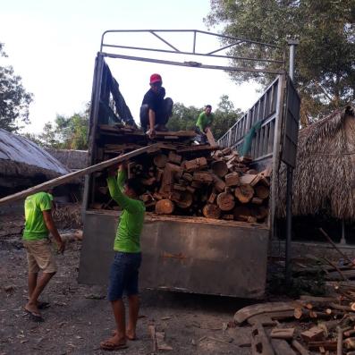 Bốc xếp tại Bến Cát